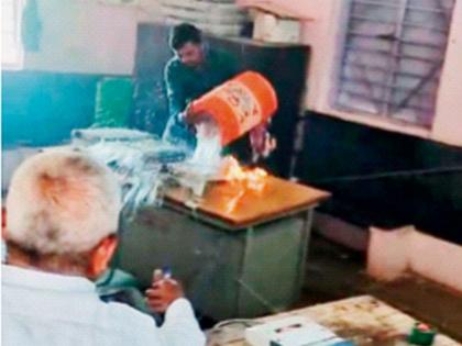 Voter Tries to Set EVM on Fire at Sangola Polling Booth in Solapur District | Voter Tries to Set EVM on Fire at Sangola Polling Booth in Solapur District