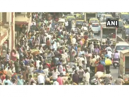 COVID-19: People flock social distancing norms at Dadar Market in Mumbai | COVID-19: People flock social distancing norms at Dadar Market in Mumbai