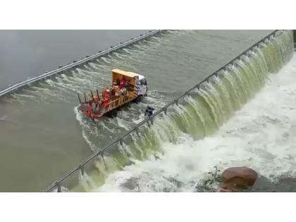 VIDEO! Police rescues civilian trying to cross inundated Himayath Sagar service road bridge on his bike | VIDEO! Police rescues civilian trying to cross inundated Himayath Sagar service road bridge on his bike
