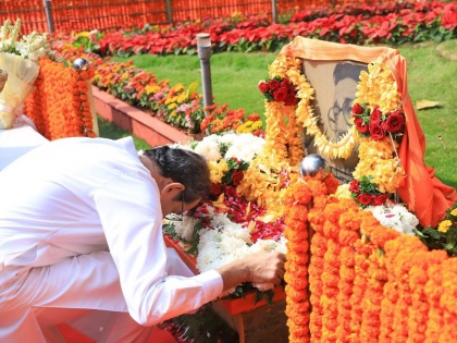 Uddhav Thackeray pays tribute to his father and Shiv Sena founder Balasaheb Thackeray on death anniversary | Uddhav Thackeray pays tribute to his father and Shiv Sena founder Balasaheb Thackeray on death anniversary