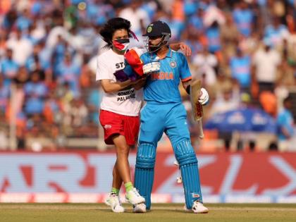 World Cup 2023 Final: Palestinian supporter breaches security to meet Virat Kohli on field | World Cup 2023 Final: Palestinian supporter breaches security to meet Virat Kohli on field