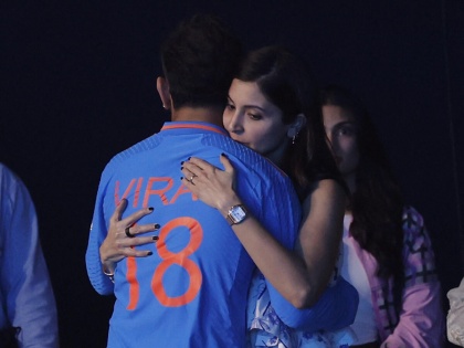 Anushka Sharma consoles Virat Kohli after World Cup final defeat, picture goes viral | Anushka Sharma consoles Virat Kohli after World Cup final defeat, picture goes viral
