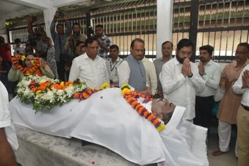 Eknath Shinde, Deputy CM Ajit Pawar pay last respects to Nitin Desai at his funeral | Eknath Shinde, Deputy CM Ajit Pawar pay last respects to Nitin Desai at his funeral