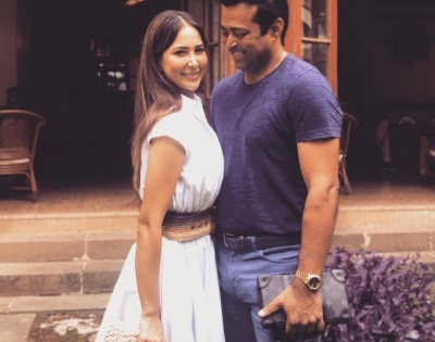 It's official! Leander Paes confirms dating actress Kim Sharma | It's official! Leander Paes confirms dating actress Kim Sharma