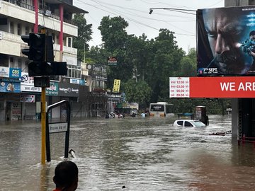 Heavy rain wreaks havoc in Nagpur, homes and roads submerged | Heavy rain wreaks havoc in Nagpur, homes and roads submerged