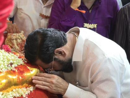 Watch: CM Eknath Shinde offers prayers at Mumbai's Lalbaugcha Raja with family | Watch: CM Eknath Shinde offers prayers at Mumbai's Lalbaugcha Raja with family Watch: CM Eknath Shinde offers prayers at Mumbai's Lalbaugcha Raja with family | Watch: CM Eknath Shinde offers prayers at Mumbai's Lalbaugcha Raja with family