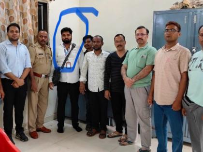 Fake Indian Railway Ticket Checker Arrested on Mumbai-Gorakhpur Kushinagar Express Train | Fake Indian Railway Ticket Checker Arrested on Mumbai-Gorakhpur Kushinagar Express Train