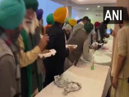 Farmers decline food offered by government during talks over farm meet | Farmers decline food offered by government during talks over farm meet