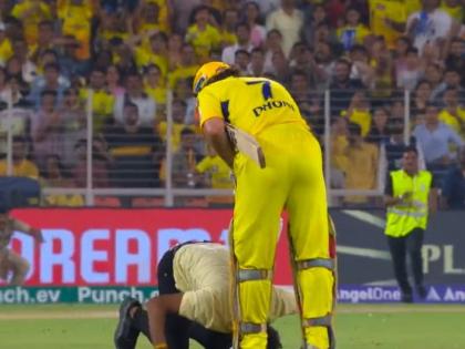 WATCH: Fan Breaches Security To Touch MS Dhoni’s Feet During GT vs CSK IPL 2024 Clash, Video Goes Viral | WATCH: Fan Breaches Security To Touch MS Dhoni’s Feet During GT vs CSK IPL 2024 Clash, Video Goes Viral
