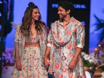First wedding picture of Farhan Akhtar and Shibani Dandekar goes viral | First wedding picture of Farhan Akhtar and Shibani Dandekar goes viral