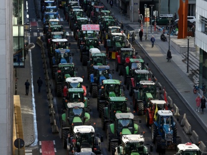Belgium: Protesting Farmers Hurl Eggs, Clog Streets With Tractors As EU Summit Begins in Brussels (Watch Videos) | Belgium: Protesting Farmers Hurl Eggs, Clog Streets With Tractors As EU Summit Begins in Brussels (Watch Videos)