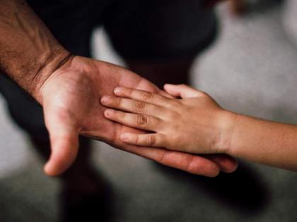 Father dies of heart attack at home while twin daughters play with his dead body | Father dies of heart attack at home while twin daughters play with his dead body Father dies of heart attack at home while twin daughters play with his dead body | Father dies of heart attack at home while twin daughters play with his dead body