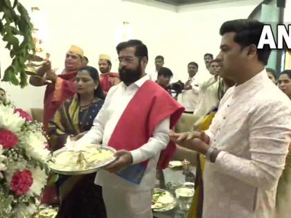 Ganesh Chaturthi 2022: CM Eknath Shinde offers prayers to Lord Ganesha at his residence | Ganesh Chaturthi 2022: CM Eknath Shinde offers prayers to Lord Ganesha at his residence