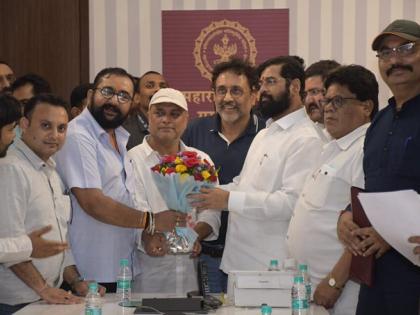 12 state chiefs of Shiv Sena join Shinde camp as Uddhav Thackeray suffers yet another setback | 12 state chiefs of Shiv Sena join Shinde camp as Uddhav Thackeray suffers yet another setback 12 state chiefs of Shiv Sena join Shinde camp as Uddhav Thackeray suffers yet another setback | 12 state chiefs of Shiv Sena join Shinde camp as Uddhav Thackeray suffers yet another setback