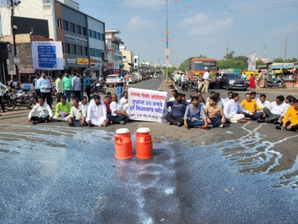 Farmers in Solapur protest against drop in milk prices | Farmers in Solapur protest against drop in milk prices