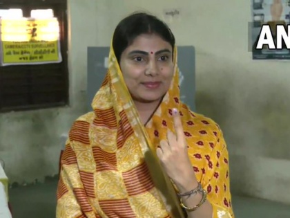Gujarat Election 2022 Phase 1: BJP's Rivaba Jadeja casts vote from Jamnagar constituency | Gujarat Election 2022 Phase 1: BJP's Rivaba Jadeja casts vote from Jamnagar constituency