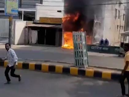Jhansi Fire: Huge Cash Burnt After PNB ATM Reduced to Ashes in Galla Mandi Road (Watch Video) | Jhansi Fire: Huge Cash Burnt After PNB ATM Reduced to Ashes in Galla Mandi Road (Watch Video)