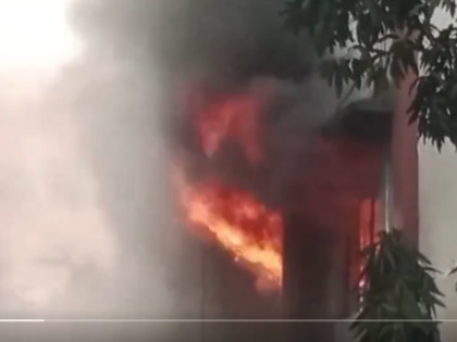 Navi Mumbai Factory Fire: Massive Blaze Erupts in Turbhe Industrial Park MIDC Area (Watch Video) | Navi Mumbai Factory Fire: Massive Blaze Erupts in Turbhe Industrial Park MIDC Area (Watch Video)