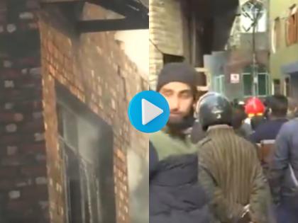 Srinagar Fire Accident: Mosque and Three Houses Gutted with Blaze in Khanyaar Area, No Casualties Reported (Watch Video)