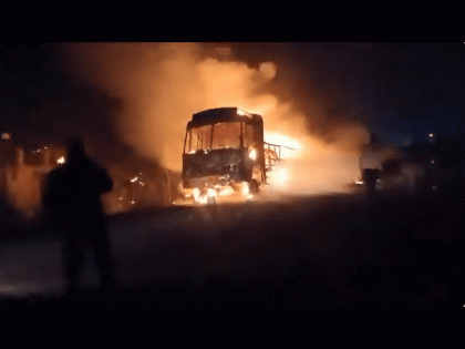 Ayodhya-Bound Firecrackers Truck Catches Fire in Unnao, Fireworks Burst Out From Vehicle - Watch Video | Ayodhya-Bound Firecrackers Truck Catches Fire in Unnao, Fireworks Burst Out From Vehicle - Watch Video