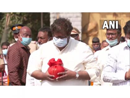 Mumbai: Lata Mangeshkar's nephew collects her ashes from Shivaji Park | Mumbai: Lata Mangeshkar's nephew collects her ashes from Shivaji Park