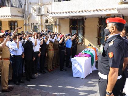 Lata Mangeshkar Death: Aaditya Thackeray pays his last respects to legendary singer | Lata Mangeshkar Death: Aaditya Thackeray pays his last respects to legendary singer