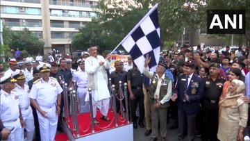 Governor Bhagat Singh Koshyari flags off Tri-Services Veterans Day Parade at Marine Drive | Governor Bhagat Singh Koshyari flags off Tri-Services Veterans Day Parade at Marine Drive