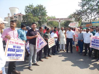 pune: Wagholi residents protest against PMC and PMRDA demanding roads, water supply | pune: Wagholi residents protest against PMC and PMRDA demanding roads, water supply