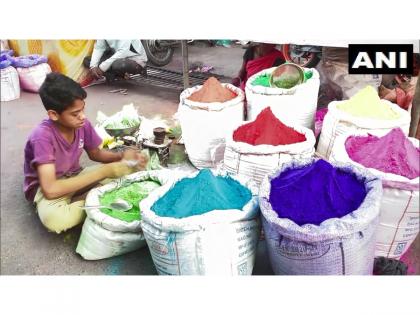 Indore: Markets get ready for festival of Holi | Indore: Markets get ready for festival of Holi