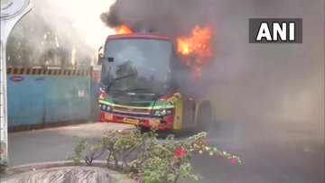 Mumbai: BEST bus catches fire in Bandra, no casualties reported | Mumbai: BEST bus catches fire in Bandra, no casualties reported