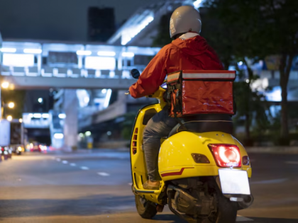 Delhi: Food Delivery Worker Bullied in Narela, Drunken Customer Misbehaves with Police | Delhi: Food Delivery Worker Bullied in Narela, Drunken Customer Misbehaves with Police
