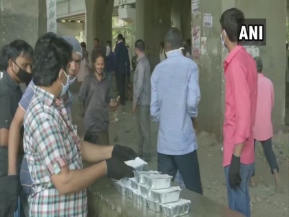 Maharashtra: NGO distributes food to over 250 migrant workers living under a Mumbai flyover | Maharashtra: NGO distributes food to over 250 migrant workers living under a Mumbai flyover
