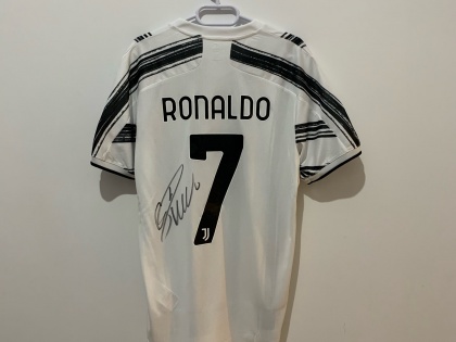 Ronaldo's signed jersey to be auctioned to raise funds for Turkey | Ronaldo's signed jersey to be auctioned to raise funds for Turkey