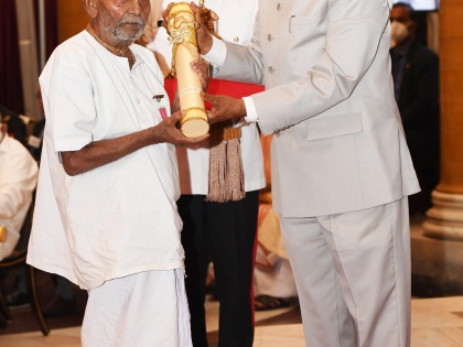 125-yr-old yoga legend Swami Sivananda receives Padma Shri award | 125-yr-old yoga legend Swami Sivananda receives Padma Shri award