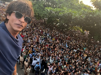Shah Rukh Khan makes special Eid appearance outside Mannat after two years | Shah Rukh Khan makes special Eid appearance outside Mannat after two years