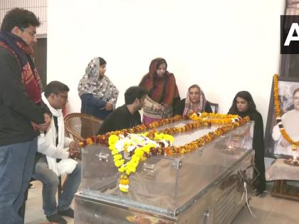 Family members pay respects to veteran leader at his Chhatarpur residence | Family members pay respects to veteran leader at his Chhatarpur residence