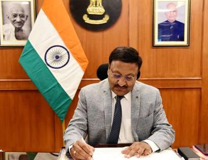 Chief Election Commissioner Rajiv Kumar wants social media platforms to play proactive role in flagging fake news | Chief Election Commissioner Rajiv Kumar wants social media platforms to play proactive role in flagging fake news Chief Election Commissioner Rajiv Kumar wants social media platforms to play proactive role in flagging fake news | Chief Election Commissioner Rajiv Kumar wants social media platforms to play proactive role in flagging fake news