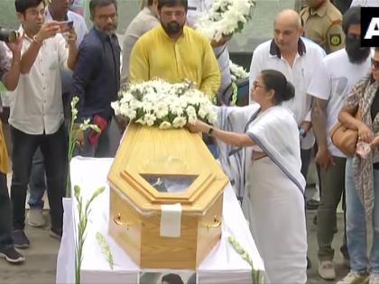 KK Death: Mamata Bannerjee pays final respects, as late singer gets accorded with gun salute | KK Death: Mamata Bannerjee pays final respects, as late singer gets accorded with gun salute