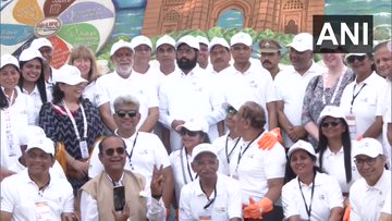 CM Eknath Shinde participates in G20 Mega beach clean-up at Mumbai's Juhu Beach | CM Eknath Shinde participates in G20 Mega beach clean-up at Mumbai's Juhu Beach CM Eknath Shinde participates in G20 Mega beach clean-up at Mumbai's Juhu Beach | CM Eknath Shinde participates in G20 Mega beach clean-up at Mumbai's Juhu Beach