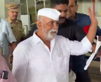 Gangster-Turned-Politician Arun Gawli Walks Out of Nagpur Jail After 17 Years (VIDEO) | Gangster-Turned-Politician Arun Gawli Walks Out of Nagpur Jail After 17 Years (VIDEO) Gangster-Turned-Politician Arun Gawli Walks Out of Nagpur Jail After 17 Years (VIDEO) | Gangster-Turned-Politician Arun Gawli Walks Out of Nagpur Jail After 17 Years (VIDEO)