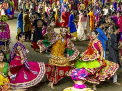 Lured by cheap Garba passes of Falguni Pathak show, over 100 youths cheated of Rs 5 lakh | Lured by cheap Garba passes of Falguni Pathak show, over 100 youths cheated of Rs 5 lakh