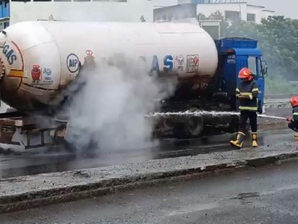 Oil tanker gutted in fire on Bhiwandi-Thane bypass, no injuries reported | Oil tanker gutted in fire on Bhiwandi-Thane bypass, no injuries reported