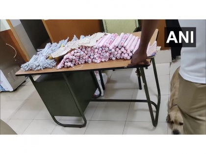 Kerala: RPF seizes 100 gelatin sticks & 350 detonators from a passenger at Kozhikode Railway Station | Kerala: RPF seizes 100 gelatin sticks & 350 detonators from a passenger at Kozhikode Railway Station