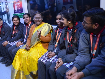 President Droupadi Murmu Takes Ride in Delhi Metro, Interacts with School Students; Watch Video | President Droupadi Murmu Takes Ride in Delhi Metro, Interacts with School Students; Watch Video