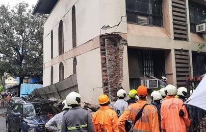 Maharashtra: 5 injured as part of balcony of ground-plus two-storey structure collapses in Vile Parle | Maharashtra: 5 injured as part of balcony of ground-plus two-storey structure collapses in Vile Parle