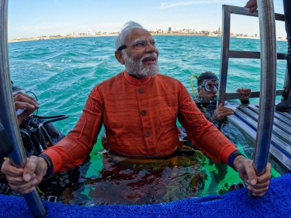 PM Narendra Modi Goes Underwater in Deep Sea, Offers Prayer in Dwarka | PM Narendra Modi Goes Underwater in Deep Sea, Offers Prayer in Dwarka