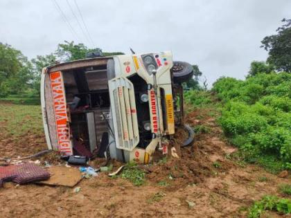 Sleeper bus overturns on Mul-Chandrapur route; passengers escape unharmed | Sleeper bus overturns on Mul-Chandrapur route; passengers escape unharmed