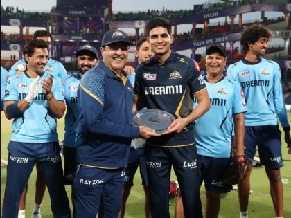 DC vs GT: Gujarat Titans Captain Shubman Gill Receives Special Memento on His 100th IPL Appearance (See Pic) | DC vs GT: Gujarat Titans Captain Shubman Gill Receives Special Memento on His 100th IPL Appearance (See Pic)