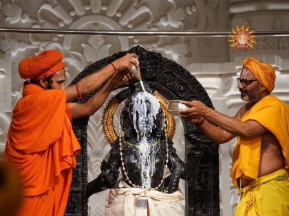 Ram Navami 2024: Divya Abhisheka of Ram Lalla Idol Performed at Ayodhya Ram Temple (See Pics) | Ram Navami 2024: Divya Abhisheka of Ram Lalla Idol Performed at Ayodhya Ram Temple (See Pics)