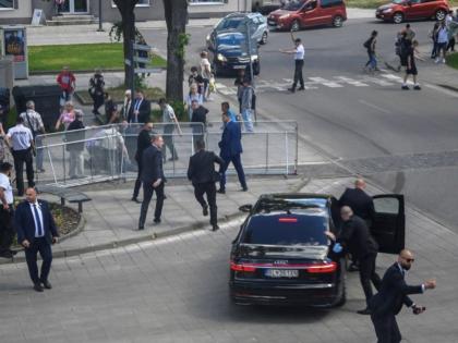 Robert Fico Assassination Attempt: Slovakia Prime Minister in Critical Condition After Being Shot in Handlova; Video Surfaces | Robert Fico Assassination Attempt: Slovakia Prime Minister in Critical Condition After Being Shot in Handlova; Video Surfaces